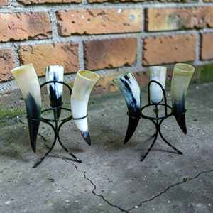 Juego de 3 cuernos para beber estilo vikingo con soporte de hierro, artículos de bebida de estilo medieval a precio económico - Product Image 1
