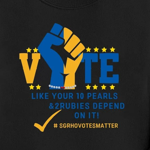 Sudadera personalizada VOTE negra para mujer, con estampado gráfico de la hermandad griega Sigma Gamma Rho, cuello redondo, estilo casual, de forro polar. - Product Image 4