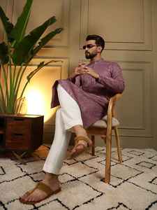 Kurta de Diseñador de Alta Demanda para Festivales con Algodón Khadi, Bordado Intenso, Trabajo Étnico, Trabajo con Espejos y Botones Elegantes de la India - Product Image 6