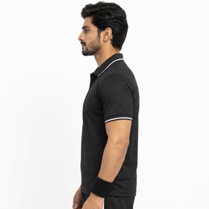 T-shirt de tennis moderne pour hommes, doté d'une construction respirante, d'un ajustement confortable et d'un look sportif, idéal pour l'entraînement. - Product Image 4