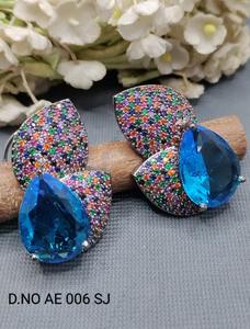 CZ American Diamond Stud Boucles d'oreilles pour femmes Laiton plaqué or classique avec motif floral Tops à la mode pour les fêtes - Product Image 3