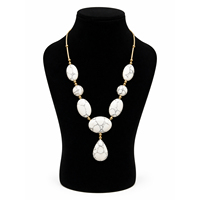 Collier Statement en Pierre de Buffle Blanche avec Perles Plaqué Or et Pendentif Ovale – Mode Femme
