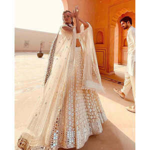 Lehenga Choli fait main coupe trapèze pour les fêtes, taille empire, en tissu organza brodé avec des détails en fils et des miroirs en papier - Product Image 4