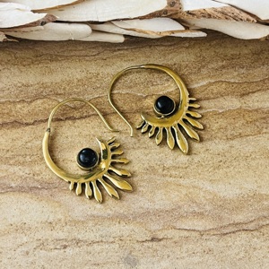 Boucles d'oreilles tendance en laiton très demandées, créoles bohèmes en onyx, bijoux tribaux en laiton pour femmes, plaqué or 18 carats, motif soleil céleste, vente en gros/OEM - Product Image 6