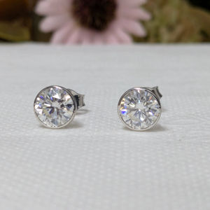 Boucles d'oreilles clous vintage serties de diamants de laboratoire taille brillant 2 carats, certifiées IGI, pour fiançailles, mariage, cadeau femme, en or massif 18 carats - Product Image 4