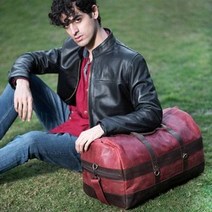 Bolsa de Viaje de Cuero Color Granate con Correas Negras, Bolsa de Hombro Informal de Gran Capacidad para Hombre - Bolsa de Viaje de Cuero Color Granate - Product Image 3