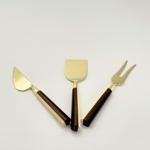 Ensemble de couteaux à fromage de luxe en acier inoxydable doré avec manche en résine au design marbré unique, outils de découpe de fromage plaqués or - Product Image 3