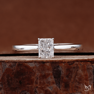Anillo de compromiso minimalista con diamante pequeño de corte radiante cultivado en laboratorio en oro blanco de 10k - Product Image 1