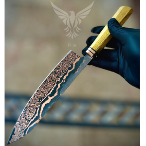 Cuchillo de chef hecho a mano de acero damasco y cobre con mango de madera Melbury y doble refuerzo de cobre para uso profesional en la cocina. - Product Image 1