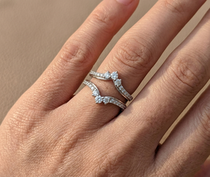 Anillo de Oro Blanco Sólido de 14K con Moissanita de Corte Redondo, Anillo de Boda Doble Curvo con Protección Envolvente para Mujer, Joyería Fina Personalizada - Product Image 5