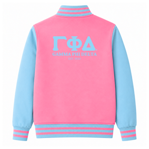 Chaqueta universitaria personalizada de la hermandad Gamma Phi Delta, azul cielo y rosa, manga larga, cierre frontal con cremallera, cuello con ribete, logotipo bordado, algodón - Product Image 4