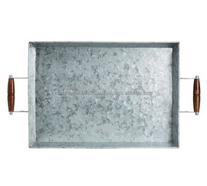 Últimas bandejas de servicio decorativas para el hogar de diseño europeo Bandeja de servicio de metal galvanizado con asas elevadas de madera - Product Image 3