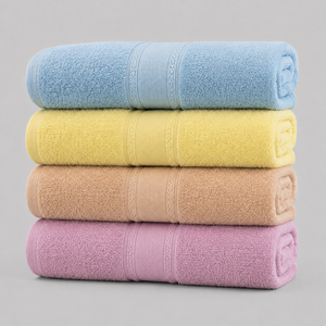 Serviette en tissu éponge hautement absorbante avec une surface moelleuse conçue pour un séchage confortable après la baignade, la natation ou l'exercice - Product Image 6