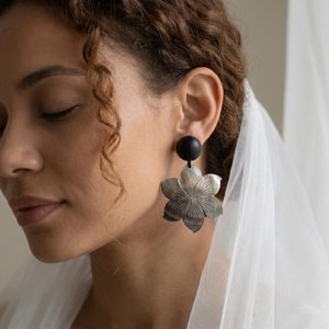 Boucles d'oreilles artisanales en coquillage floral, perles noires d'ormeau brut, bijoux de mariage, décoration artisanale naturelle par Curio Craft - Product Image 5