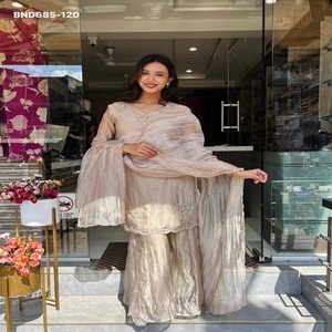 Fournisseur de vêtements ethniques indiens et pakistanais en soie tissée avec broderies et sequins, ensemble pantalon palazzo, haut et dupatta, de Surat. - Product Image 1