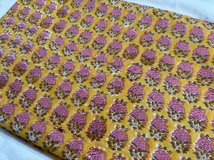 ผ้าฝ้ายพิมพ์ลายดอกไม้สีเหลืองชมพู ลายบูตะ พิมพ์ด้วยมือแบบอินเดีย ผ้าฝ้ายพิมพ์ลายแบบชาวชัยปุระ ลายเล็กๆ สำหรับทำชุด - Product Image 3