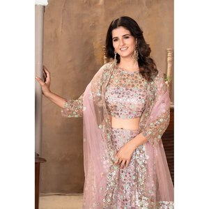 Magnifique Lehenga Choli rose en polyester de Heera Creation pour les occasions spéciales, avec un imprimé brillant élégant et des broderies de sequins. - Product Image 2