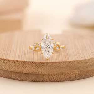 แหวนหมั้นมอสซาไนต์ ดีไซน์หรูหรา ประดับเพชรข้าง แหวนเจ้าสาว เงินแท้ 925 ชุบทอง 14K เครื่องประดับงานแต่งงาน - Product Image 1