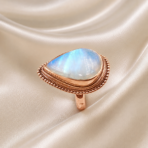 Anillo Boho Unisex con Piedra Lunar Arcoíris Natural en Engaste de Bisel, Hecho a Mano en Plata de Ley 925 con Baño de Oro Rosa - Product Image 4