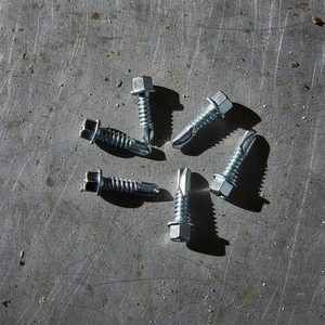 Tornillos Autoperforantes de Cabeza Hexagonal de Acero al Carbono - Zincados/Galvanizados, Fijaciones Métricas para Techos, Clase 8 - Product Image 1