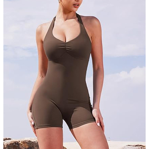 Mono de mujer moderno marrón con cuello halter, busto fruncido, espalda cruzada con lazo, sujetador acolchado, estilo yoga y ciclista - Product Image 5