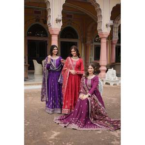 Vestido de Noche Morado de Diseñador con Lentejuelas Bordadas, Talla M, con un Aspecto Deslumbrante - Product Image 2