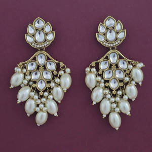 ต่างหูมุกสไตล์โบฮีเมียนขายดีที่สุดจาก Kanhai Jewels ชุบเมห์นดี สีขาวนิกเกิล ปราศจากสารตะกั่ว สำหรับผู้หญิง - Product Image 1