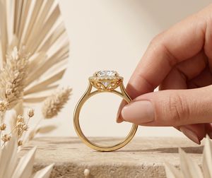 Anillo de compromiso de moissanita de oro amarillo de 14K con corte ovalado, halo oculto y engaste de puntas - Product Image 4