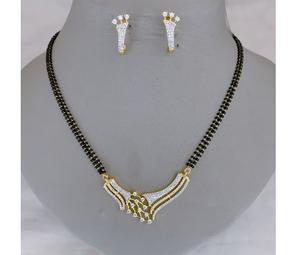 Atractivo conjunto de mangalsutra chapado en oro con colgante de circonita y pendientes a juego, perfecto para uso diario y con un encanto atemporal. - Product Image 2