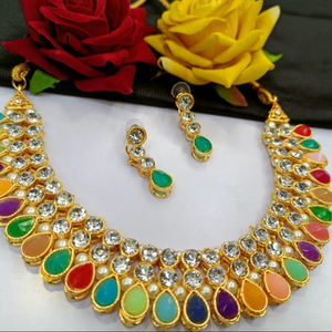 Parure de bijoux ethnique traditionnelle en alliage plaqué argent avec collier ras-du-cou et boucles d'oreilles à motif floral en strass de cristal pour fiançailles et anniversaire - Product Image 1