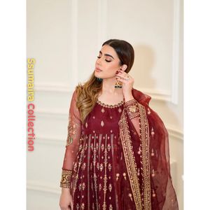 Collection SSUMAIRA - Spécial Eid - Robe Anarkali de luxe brodée de couleur marron - Tenue de soirée/mariage pakistanaise - Longue robe en mousseline de soie - Product Image 4
