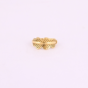 แหวนทองเหลืองลายคลื่นพร้อมรายละเอียดแบบมีเท็กซ์เจอร์ ชุบทอง - Product Image 1