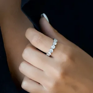 Bague d'éternité Seriquea à sertissage rond avec diamants de laboratoire certifiés IGI - Product Image 4