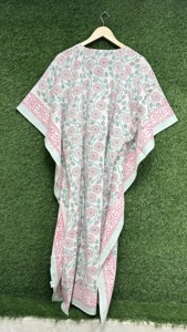 Elegante Kaftán de Algodón con Estampado Floral Hecho a Mano, Kimono Indio con Estampado en Bloque, Estilo Boho para Playa y Resort - Product Image 5