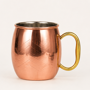 Mug à Moscow Mule en cuivre pur fait main avec poignée en laiton massif, design martelé élégant, mug en forme de baril pour cocktails et bière - Product Image 1