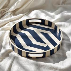 Plateau rond en os incrusté, motif zigzag noir et blanc, design moderne, plateau de luxe pour mariage avec poignée, compatible congélateur et lave-vaisselle - Product Image 2