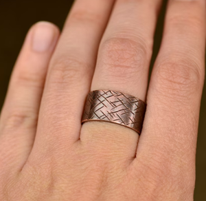 Bague magnétique en cuivre unisexe, anneau fermé, bijou traditionnel ayurvédique de guérison, motif croisé linéaire - Product Image 1
