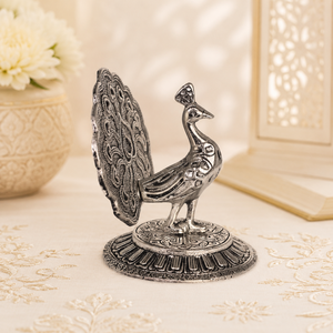 Sculpture traditionnelle indienne en métal représentant un paon, avec des plumes sculptées en détail, objet décoratif pour cadeaux festifs et accents d'intérieur - Product Image 3