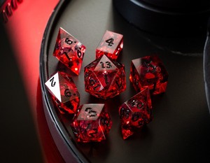 Juego de dados de resina hechos a mano de alta calidad, dados poliédricos coloridos, diseño personalizado para juegos de mesa. - Product Image 1