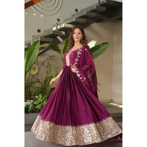 Robe de soirée faite à la main avec broderies et sequins, silhouette trapèze, taille empire, en tissu organza - Product Image 5