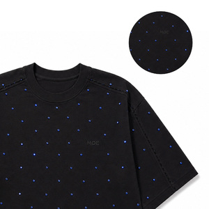 Chemisier ample noir orné pour femme, avec strass célestes sur toute la surface, épaules tombantes, en coton, logo personnalisé sur le devant - Product Image 4