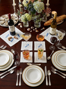 Serviettes de cocktail personnalisées en lin brodé fait main, motif hippocampe bleu, 6x6 pouces, durables et réutilisables, avec ourlet festonné - Product Image 3