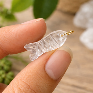 Pendentif poisson en quartz transparent sculpté à la main, breloque animale en cristal naturel avec passant doré pour la fabrication de bijoux et colliers - Product Image 1