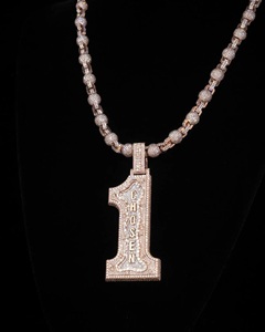 Colgante Personalizado con el Número 1 'CHOSEN' en Plata de Ley 925 con Baño de Oro Rosa y Diamantes de Moissanita, Estilo Hip Hop - Product Image 5