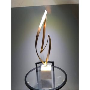 Sculpture Métallique Courbe Abstraite Élégante, Ornement de Table Flamme Dorée Haut de Gamme pour Décoration d'Intérieur de Luxe - Product Image 1