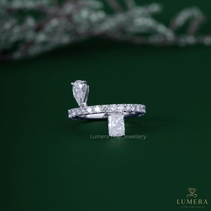 Anillo de compromiso y boda de lujo con diamante de laboratorio de 1.67 quilates, color elegante, oro blanco de 14K, pavé, corte pera radiante, banda abierta cruzada para mujer - Product Image 1