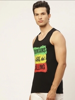 Camiseta sin mangas negra para hombre con estampado Rasta 'Las montañas te llaman', cuello redondo, estilo casual, de algodón transpirable, con logo frontal