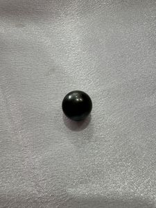 Un spécialement noir de couleur noire, mesurant 13 mm, orné de paillettes dorées, dégage une élégance enchanteuse et une beauté éblouissante. - Product Image 3