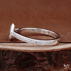Anillo de compromiso con delicado diamante de corte pera de 0.50ct cultivado en laboratorio, banda delgada tipo canal en oro blanco de 10k. - Product Image 3