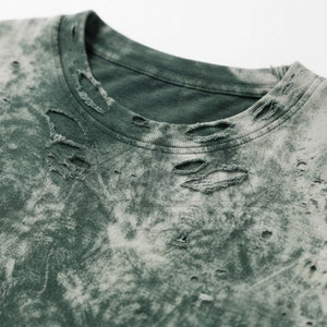 รับผลิตเสื้อยืดทรงบ็อกซี่โอเวอร์ไซส์สำหรับผู้ชาย แบบดิสเทรส ผ้าฝ้าย 100% เป็นมิตรต่อสิ่งแวดล้อม แห้งเร็ว พร้อมบริการติดแบรนด์ตามสั่ง (OEM/ODM) - Product Image 6